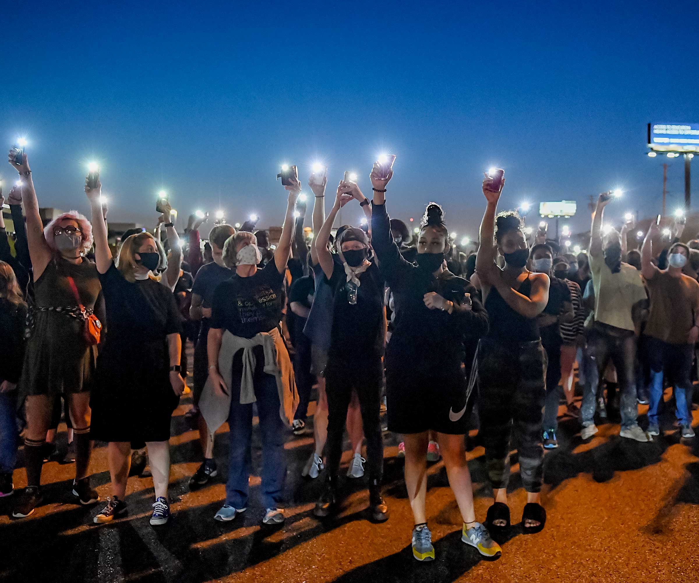 Protesters light up their cell phones on September 24, 2020 in St Louis, Missouri, at a demonstration after a grand jury's decision related to charges in the death of Breonna Taylor. © Michael B. Thomas/Getty Images News