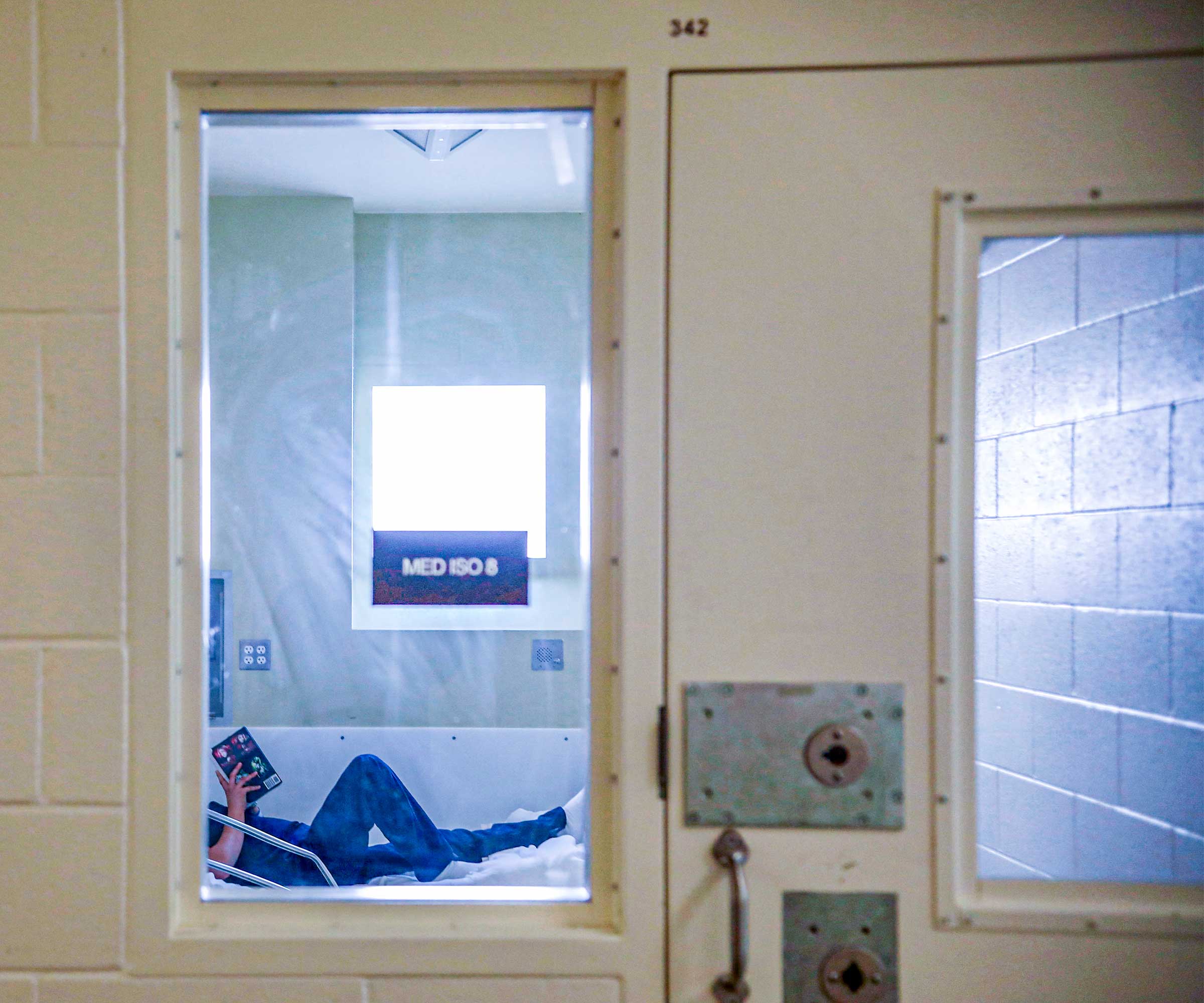 An inmate in the infirmary of a women's prison in California. © Sandy Huffaker/AFP via Getty Images 