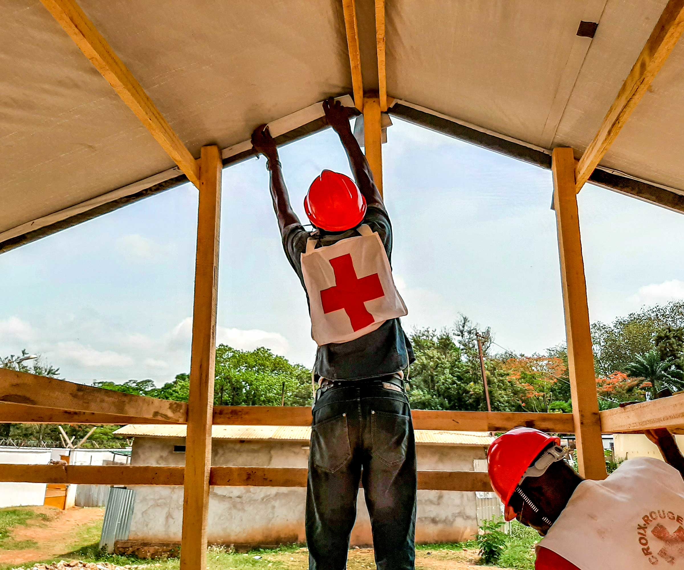 Central African Red Cross Society volunteers construct an isolation unit for people who have suspected cases of COVID-19. © IFRC