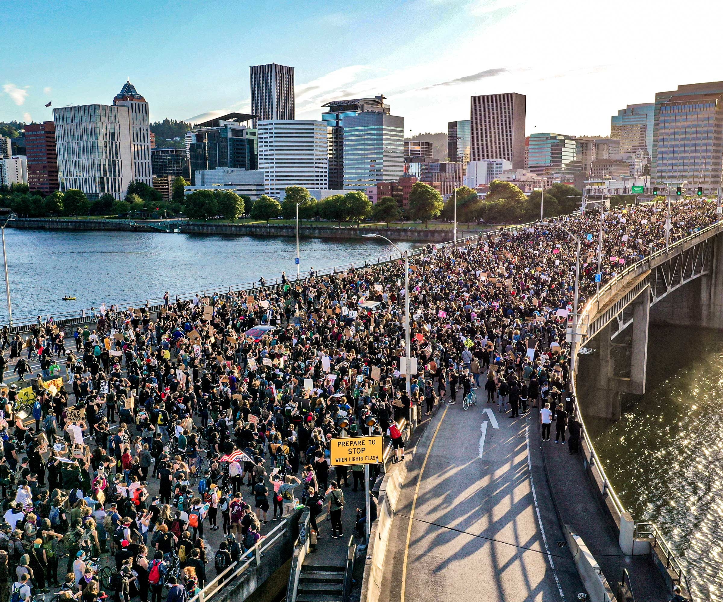 Protesters against George Floyd’s death while in police custody cross Morrison Bridge in Portland, OR. © REUTERS/Terray Sylvester 